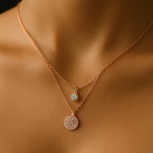 Glowline – sleek and radiant along the collarbone